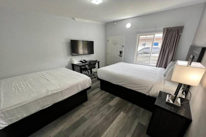 2 Queen Beds  Non-Smoking Micfridge - foto 12