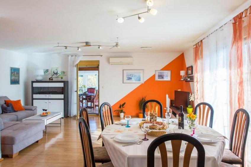 Spacious Holiday Home with Pool and Hot Tub in Kastel Stari - Four Bedroom Holiday Home with Pool - foto 4