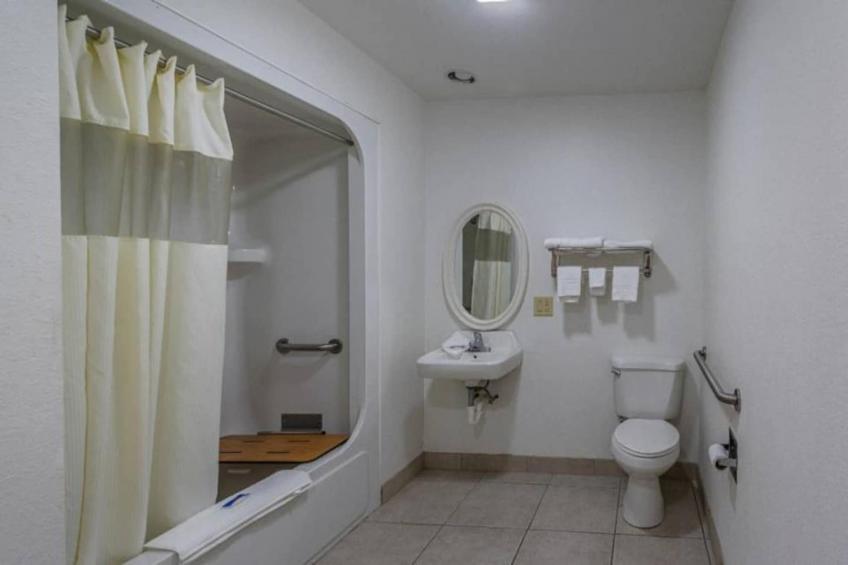 1 King Bed  Mobility Accessible Tub Nsmk - foto 19