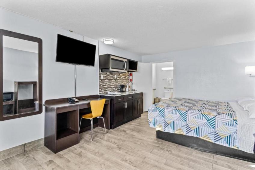 1 Queen Bed  Non-Smoking Kitchen - foto 6