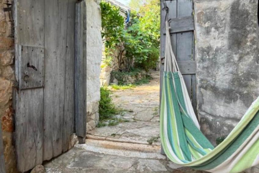 Romantic Stone House and Yard Near Stunning Beach - Two Bedroom Holiday Holiday Home  with  Patio and Terrace - foto 16