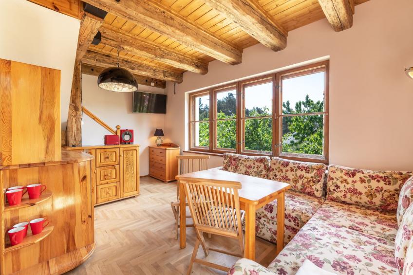 Kiefernwohnung mit Terrasse mit Blick auf den Garten