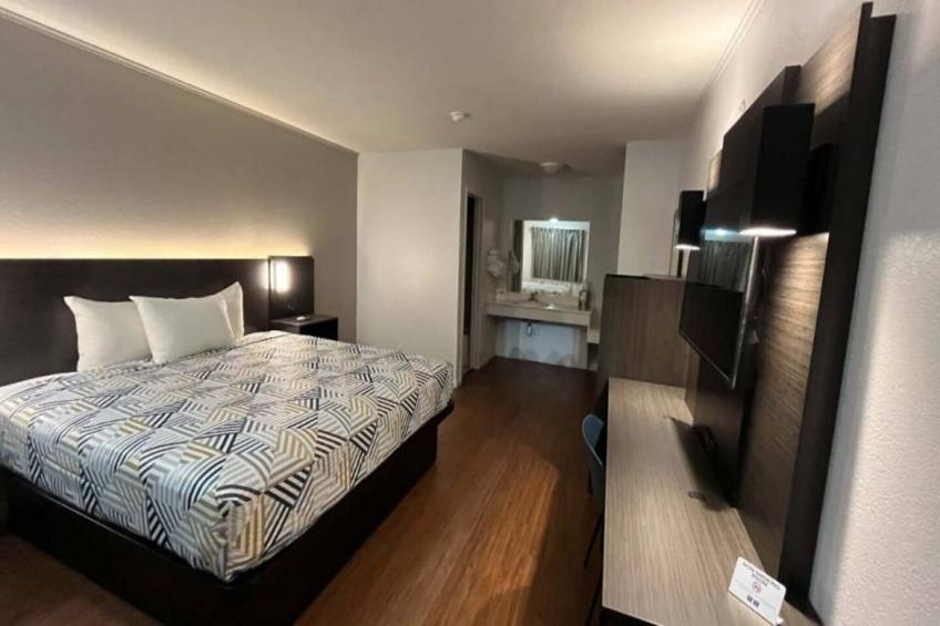 1 King Bed  Non-Smoking Micfridge - foto 4