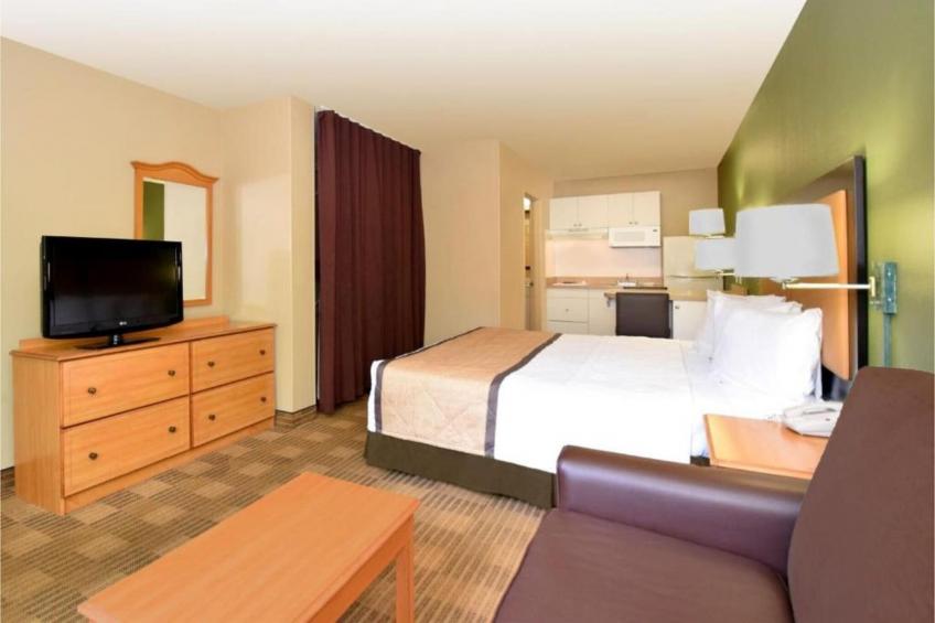 1 Queen Bed  ADA\/RI Shower\/Non-Smoking\/Kitchen - foto 25