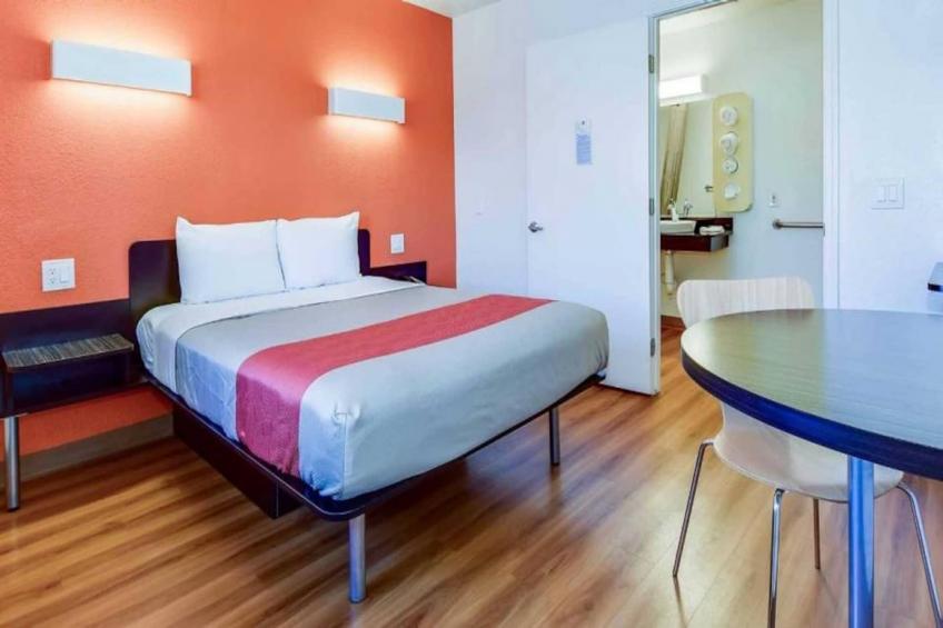 1 Queen Bed  ADA/Tub/Smoking - foto 4