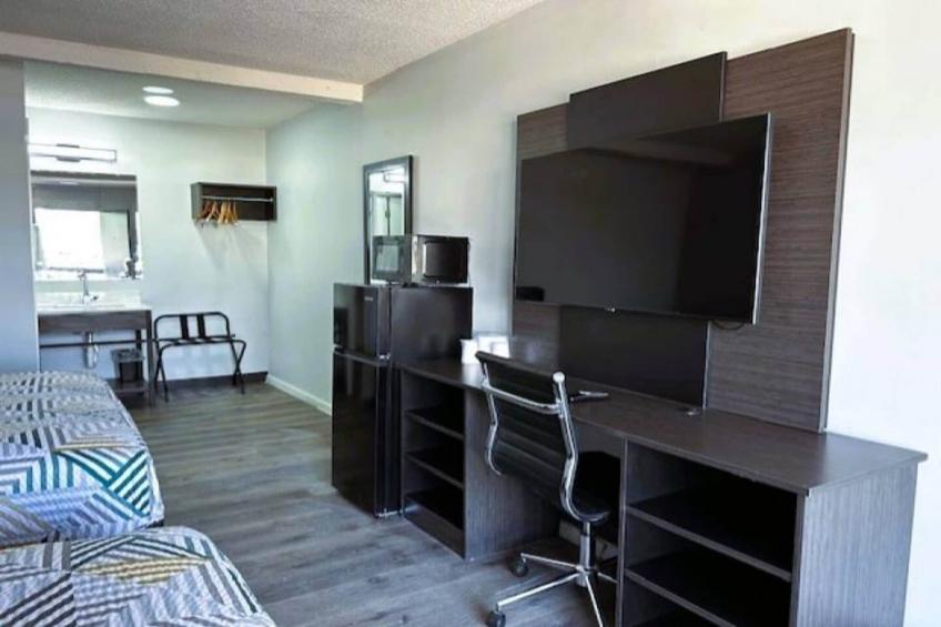 1 King Bed  Non-Smoking Micfridge - foto 15
