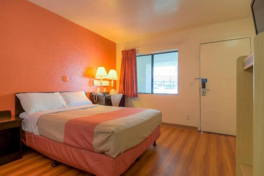 1 Queen Bed  Micfridge - foto 22