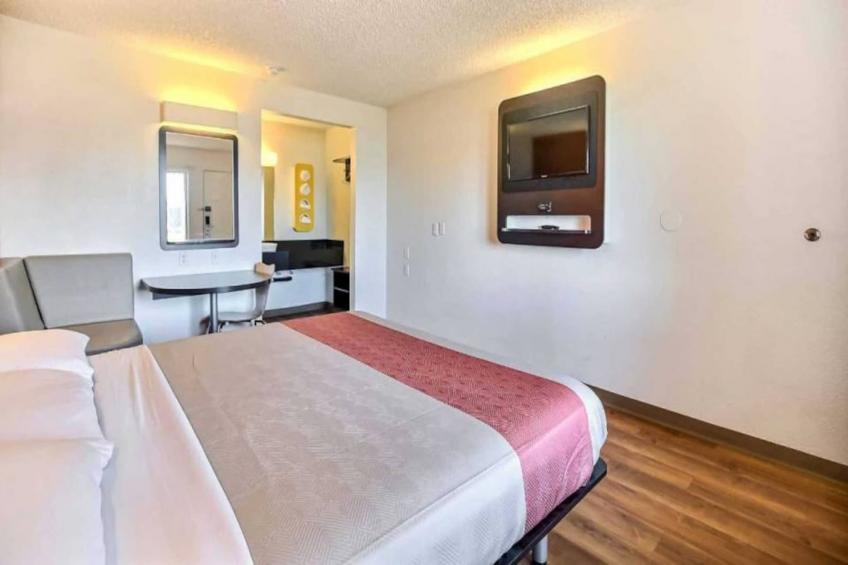 1 King Bed  Deluxe Micfridge - foto 6
