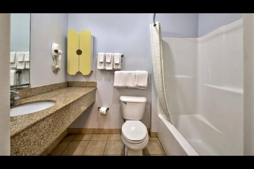 Queen Bed Accessible with Kitchenette Non-Smoking - foto 27