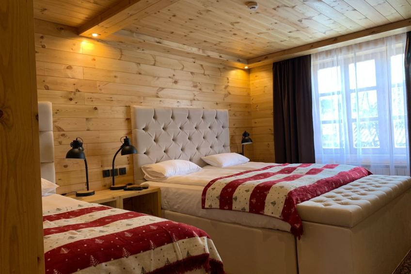 Die Ski-Suite hat ein Schlafzimmer und ein kleines Wohnzimmer ohne Küche. - foto 21