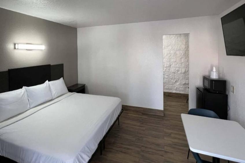 1 King Bed  Non-Smoking Micfridge - foto 4
