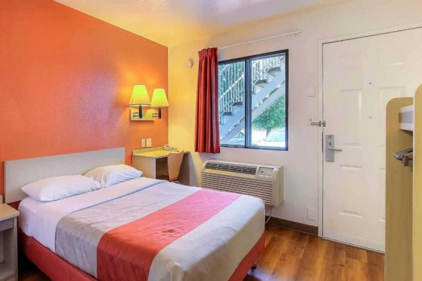 1 Queen Bed