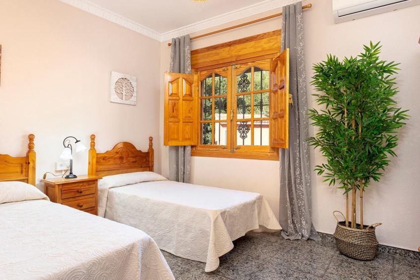 Familienhaus mit großzügigen Außenanlagen - foto 21