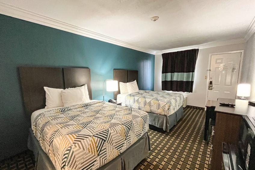 2 Queen Beds | Non-Smoking, Micfridge - foto 7