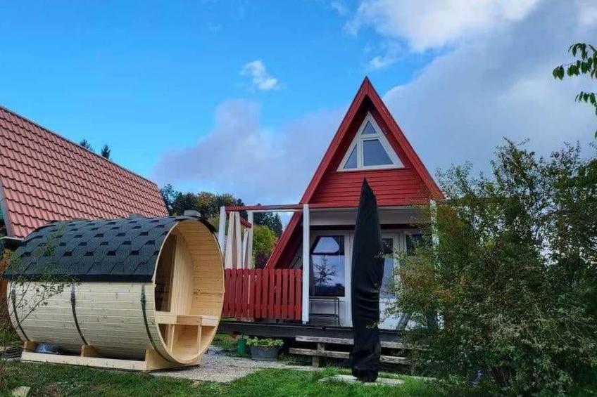 Haus am See mit Fasssauna, Liegewiese und Grill