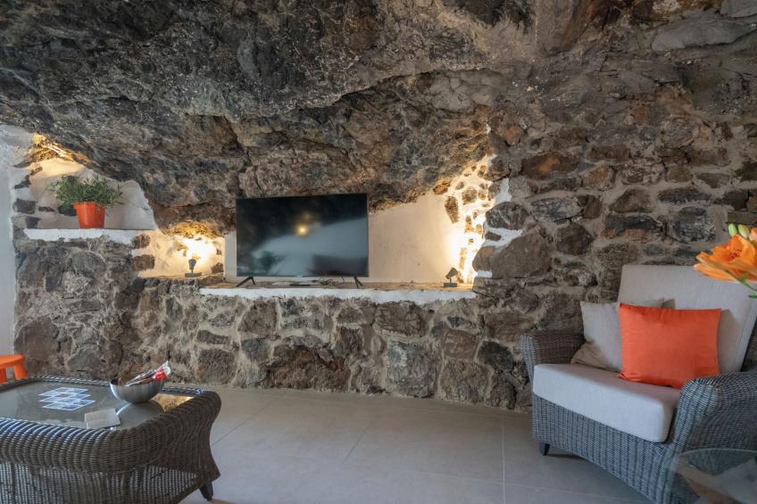 Spektakuläre Höhle mit zwei großen Terrassen am Meer - foto 34