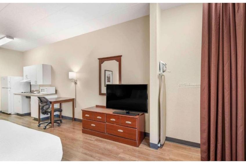 1 King Bed | Non-Smoking, Kitchen, Shower - foto 20