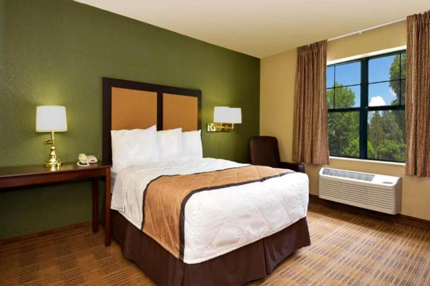 1 Queen Bed  Non-Smoking Kitchen - foto 17