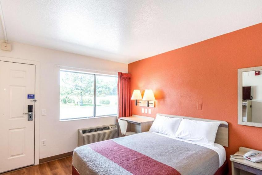 1 Queen Bed  Micfridge - foto 21