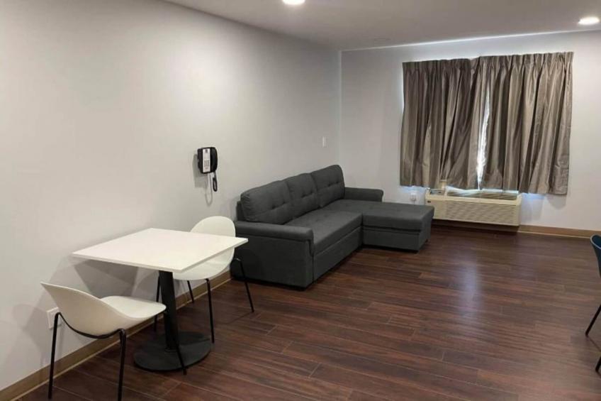 1 Queen Bed  Non-Smoking Sofa-Bed - foto 26