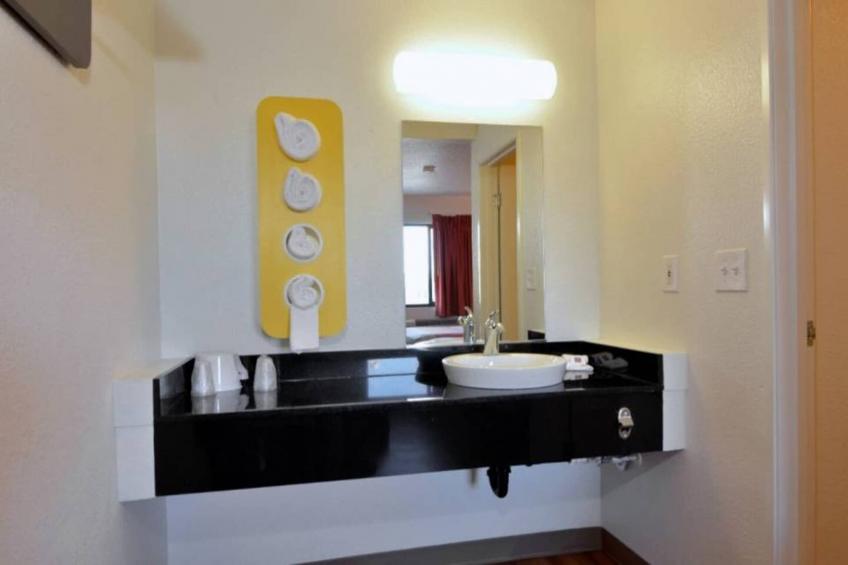 1 Full Bed  ADA/RI Shower - foto 13