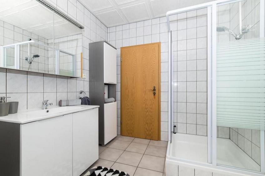 Spacious Holiday Home with Pool and Hot Tub in Kastel Stari - Four Bedroom Holiday Home with Pool - foto 14