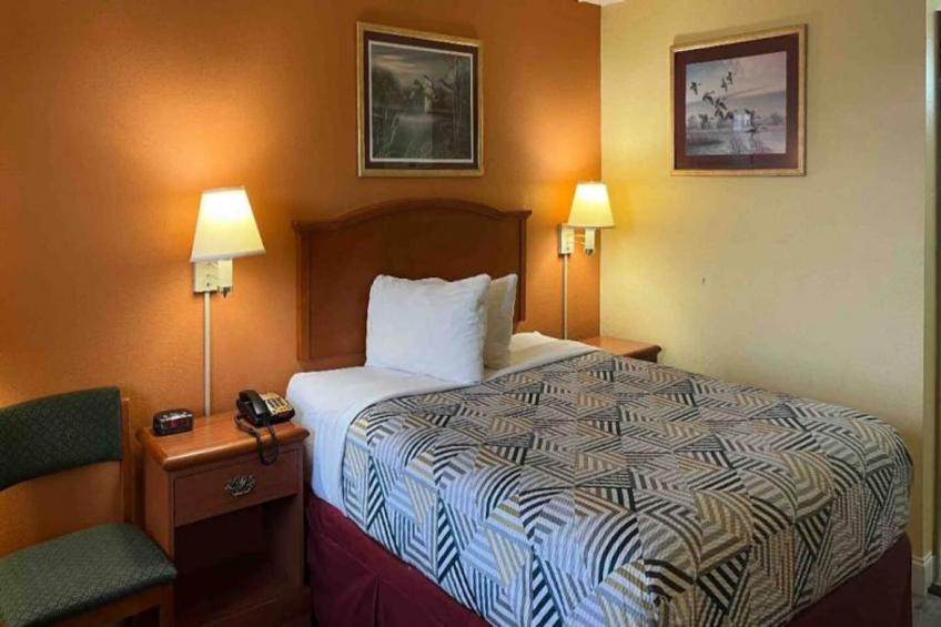 1 Queen Bed  Non-Smoking Micfridge - foto 7