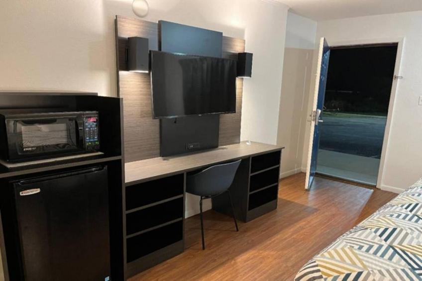 1 King Bed  Non-Smoking Micfridge - foto 14