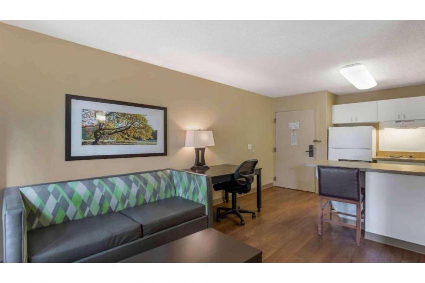 1 Queen Bed  Non-Smoking Kitchen - foto 9