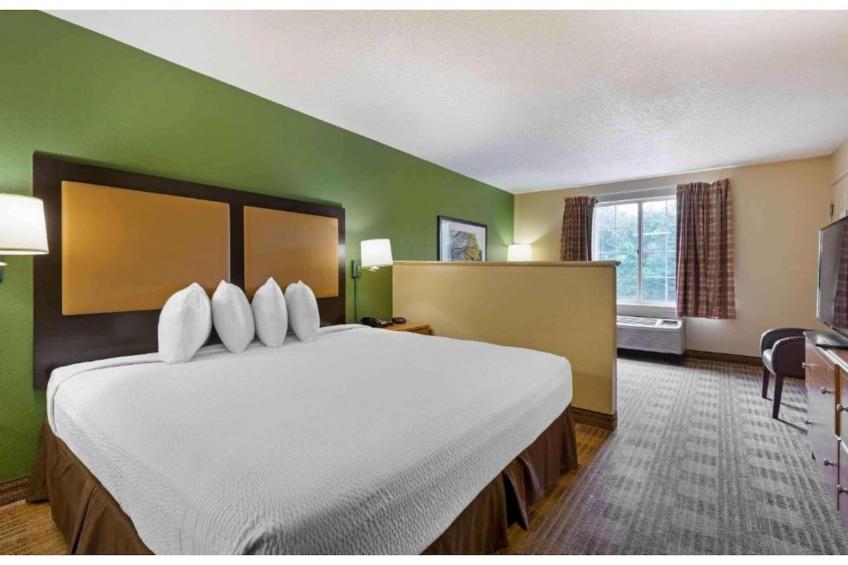 1 Queen Bed  ADA\/RI Shower\/Non-Smoking\/Kitchen - foto 35