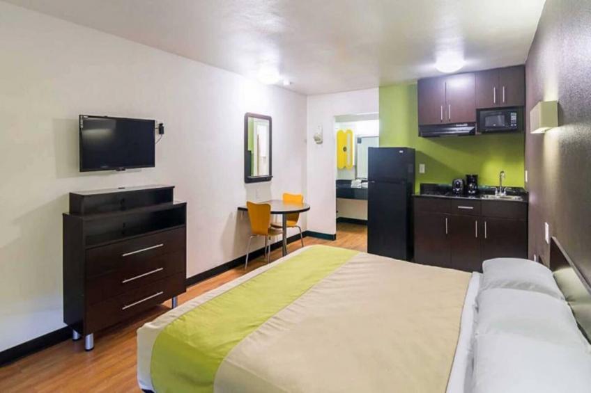 1 King Bed  Non-Smoking Kitchen - foto 12
