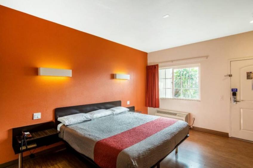 1 King Bed  Non-Smoking Micfridge - foto 13