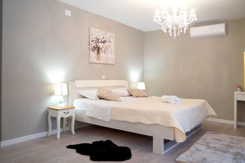 Peaceful Escape with Mountain Views, Heated Pool and Modern Amenities in Radošić - Four Bedroom Villa - foto 10