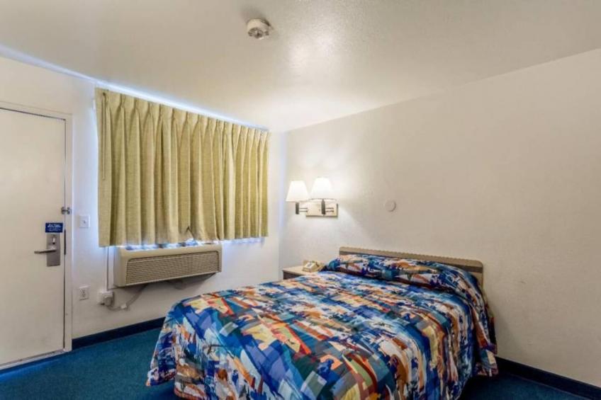 1 Queen Bed  Non-Smoking Micfridge - foto 16