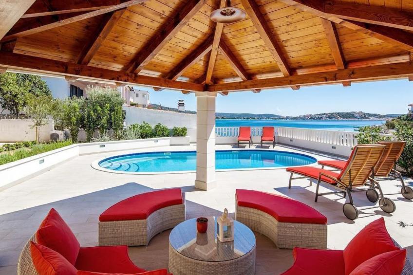 Luxuriöses Ferienhaus mit Pool direkt am Meer