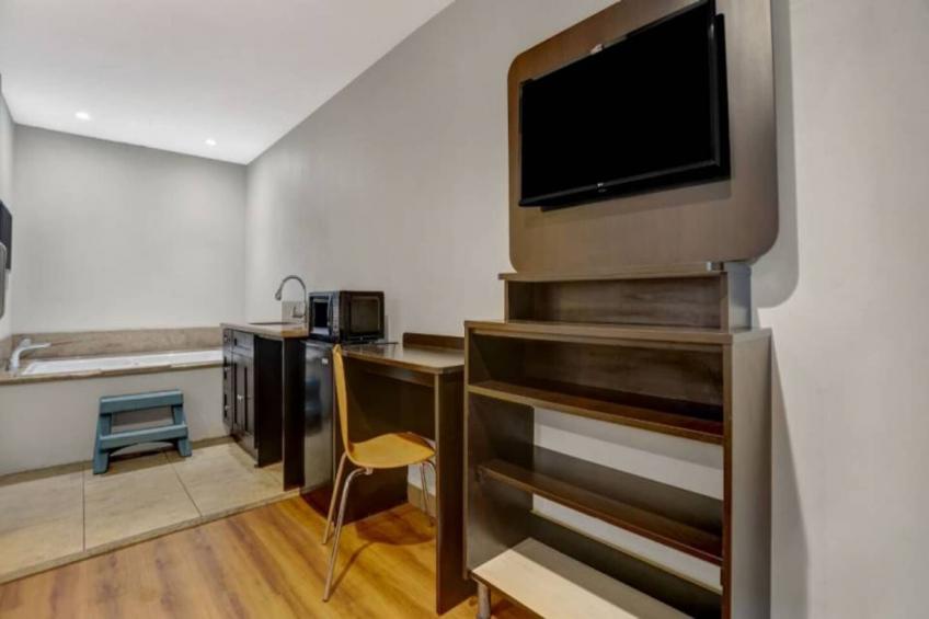 1 King Bed  Non-Smoking Micfridge - foto 18