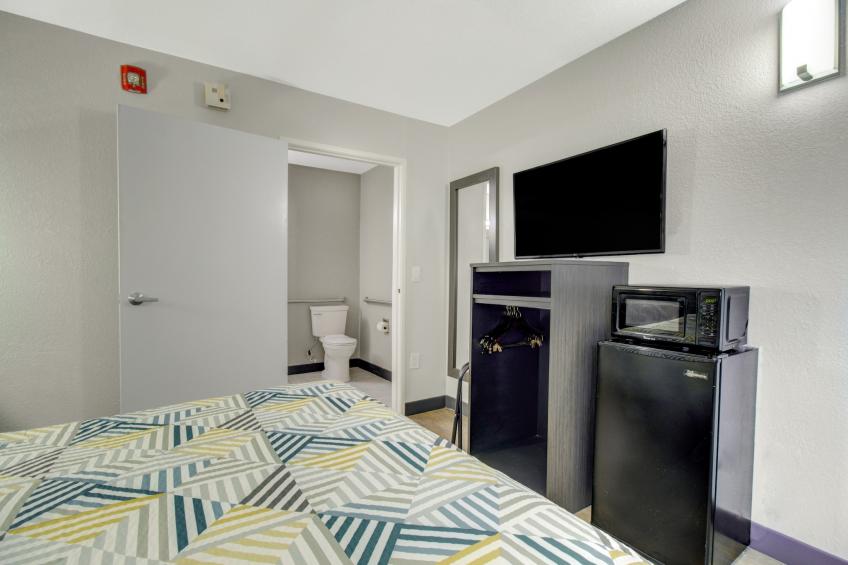 1 King Bed  Premium Micfridge - foto 5