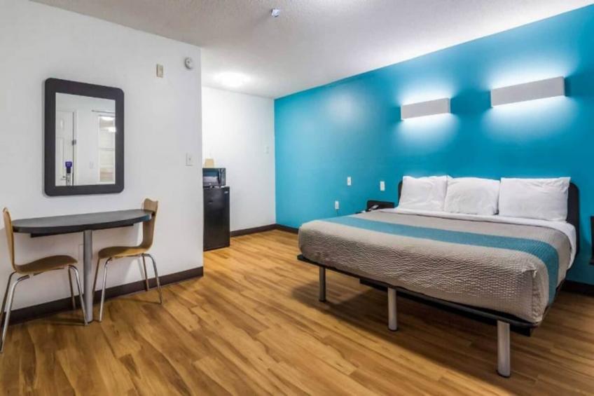 1 King Bed  Non-Smoking Micfridge - foto 6