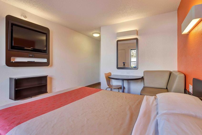 1 Queen Bed  Non-Smoking Mini Fridge - foto 14