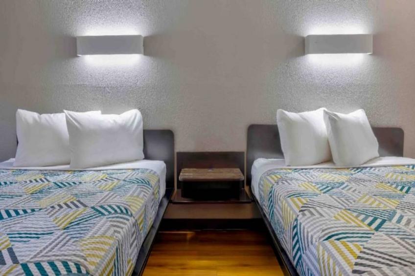 2 Queen Beds  Smoking Micfridge - foto 29