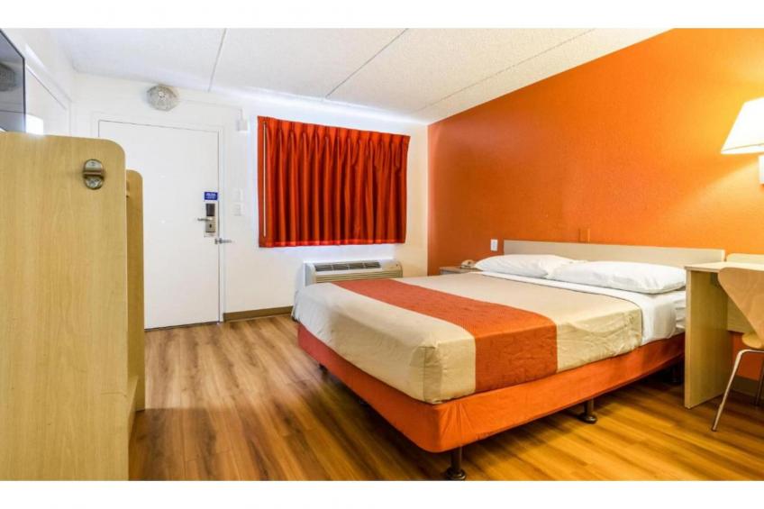 1 Full Bed  ADA/Tub - foto 7