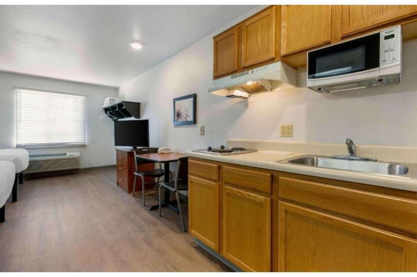 1 King Bed | Hearing Accessible, Kitchen - foto 8