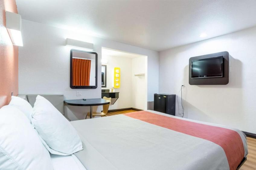 1 QUEEN BED  NON-SMOKING MINI FRIDGE - foto 18
