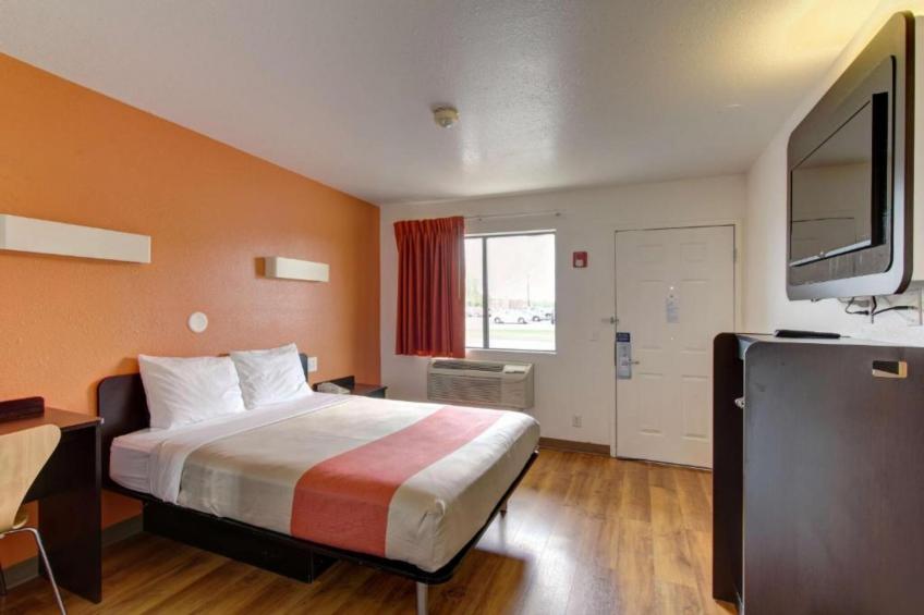 1 Queen Bed  Smoking Micfridge - foto 3