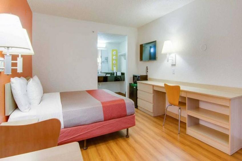 1 Queen Bed  Micfridge - foto 15