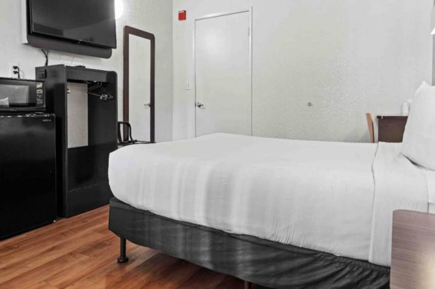 1 Queen Bed  ADA/Tub/Micfridge - foto 10