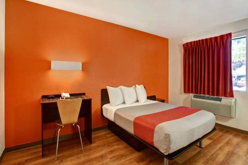 1 Queen Bed  ADA/RI Shower - foto 5