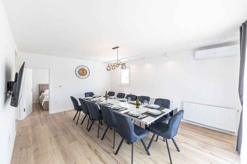 Expansive Retreat with Private Pool & BBQ, Near the Beach - Six Bedroom Villa - foto 6