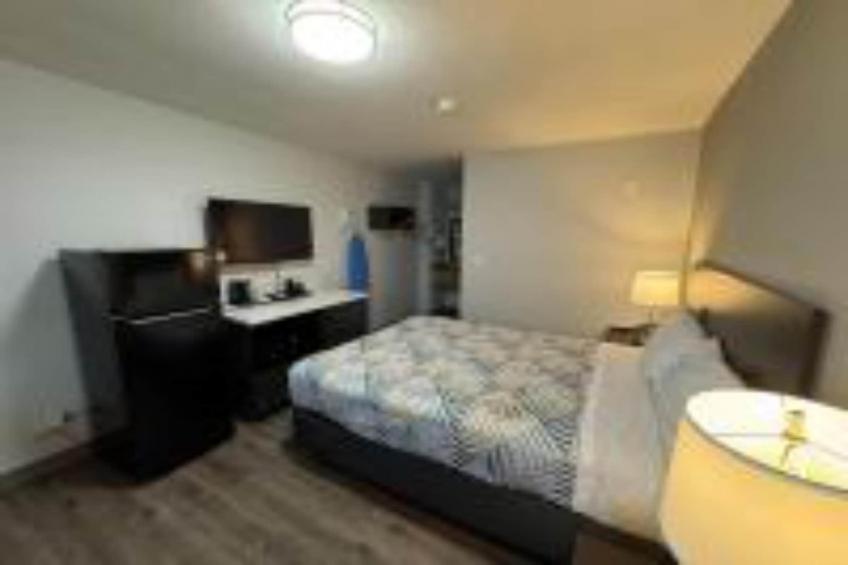 1 Queen Bed  Smoking Micfridge - foto 9