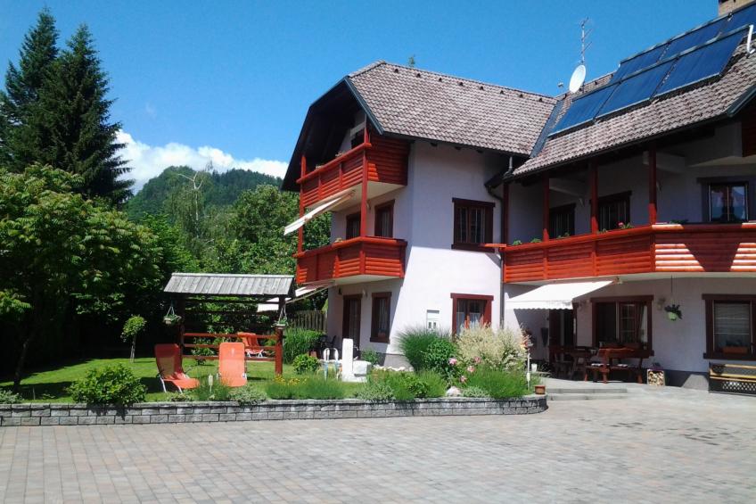 mit Balkon